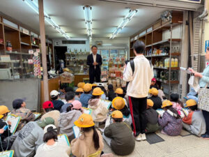 杭瀬小学校の子どもたちと一緒に、まちの歴史を学ぶ時間でした